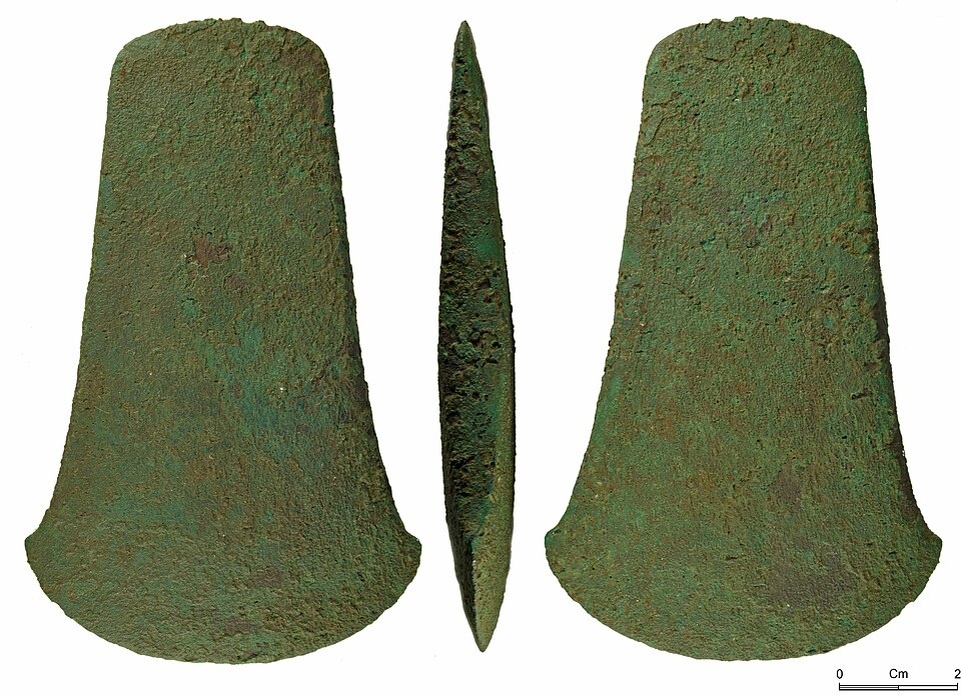 Незаконченный плоский топор; видно, насколько он был тонким.