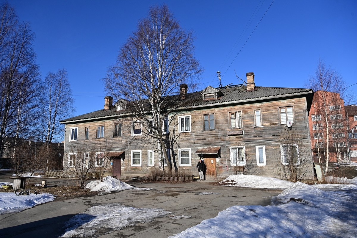    Аварийный дом в Петрозаводске. Фото: "Республика"/Сергей Юдин