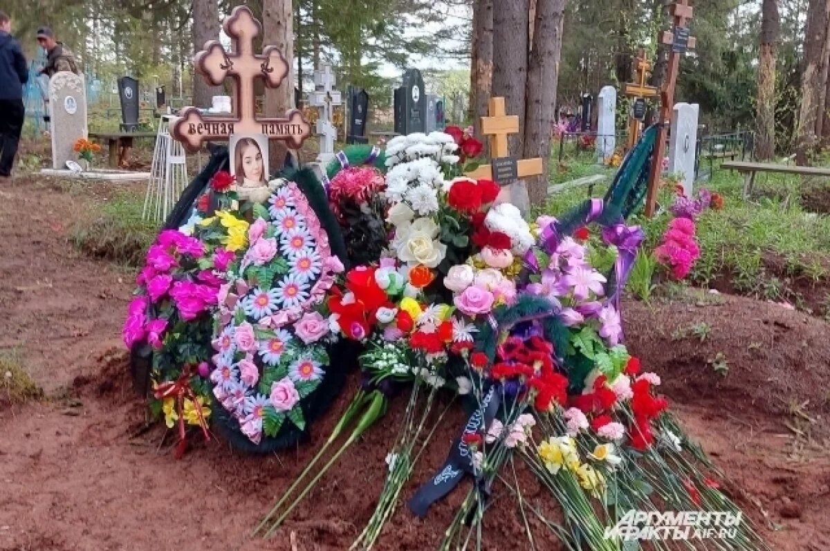    Отец погибшей на заборе пермячки плакал возле гроба и просил у нее прощения