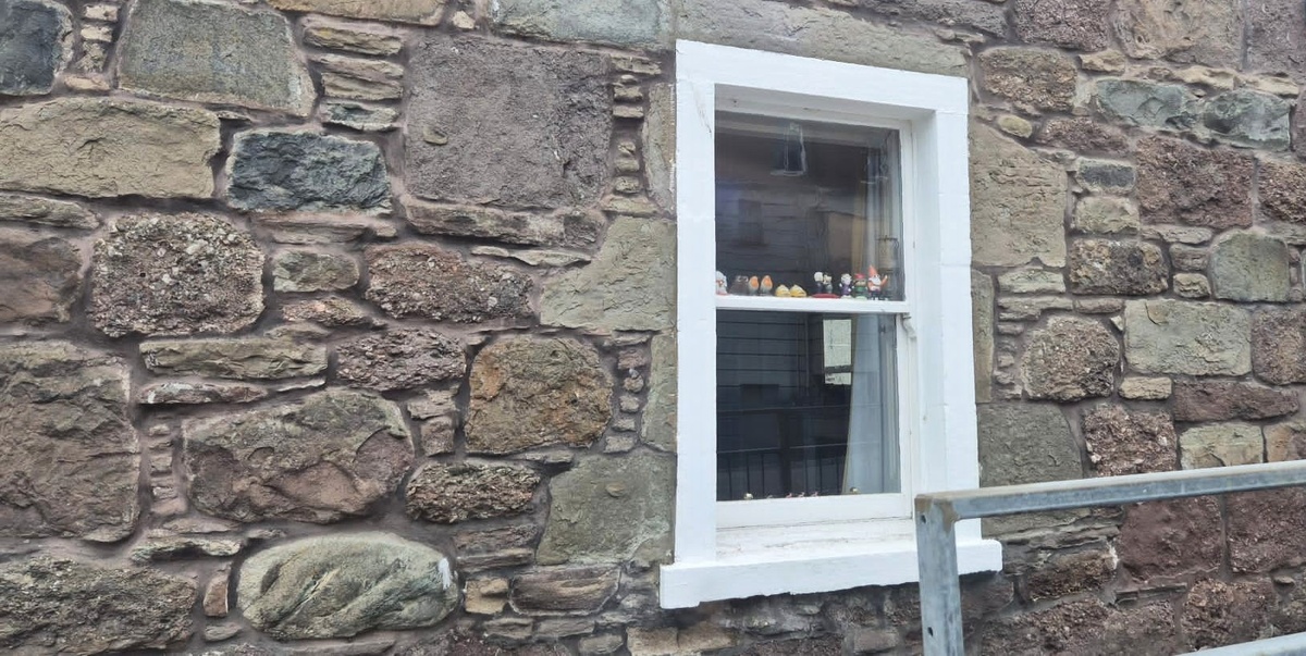 Отсюда не видно, фигурки Трампа и Кима в движении, поцелуйчики. Фото из личного архива.