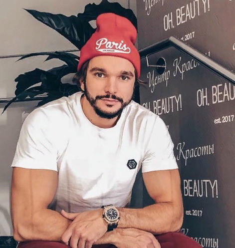 Антон тщательно следит за внешностью