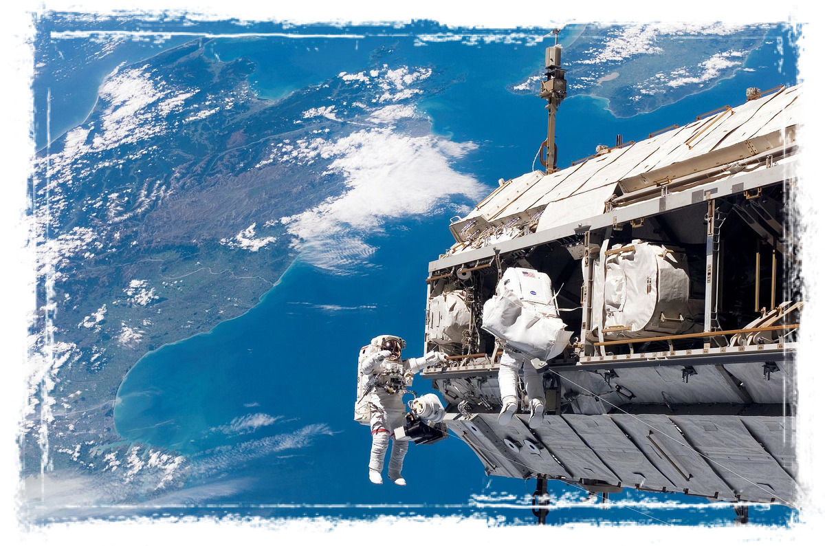 Космонавты в открытом космосе