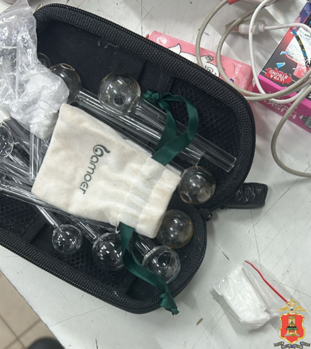 В Твери полиция задержала девушку с порошками и колбами