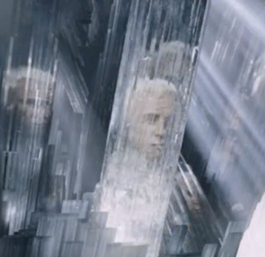 Фрагмент видеофильма Пещера кристаллов Найка (Cueva de los Cristales), которая расположена в шахтовом комплексе Naica, в мексиканской пустыне штата Чиахуа на глубине 300 метров