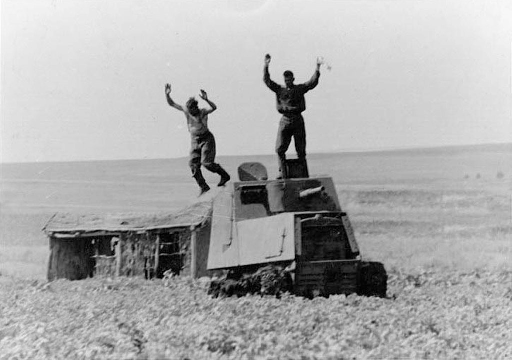 Немецкая показуха 1942 года. На самом деле этот бронетрактор использовался как сельскохозяйственный. Есть снимки, где он тащит за собой телегу.