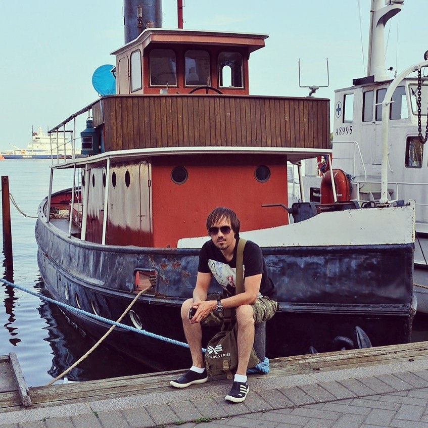 Это я на пирсе в Швеции, уже в СПИД.