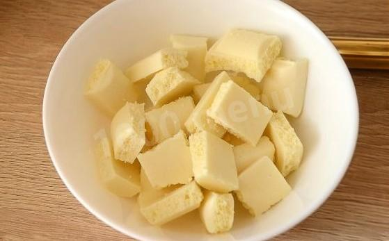 Шоколад поломайте на кусочки и растопите в микроволновой печи или на водяной бане. Как правильно это сделать читайте в конце рецепта. Растопленный шоколад немного остудите.