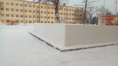 Классический кантик из снега. Но это прям идеальный кантик, а обычно они получаются немного кривые и с дырами. Но если очень постараться, то можно и такой сделать.