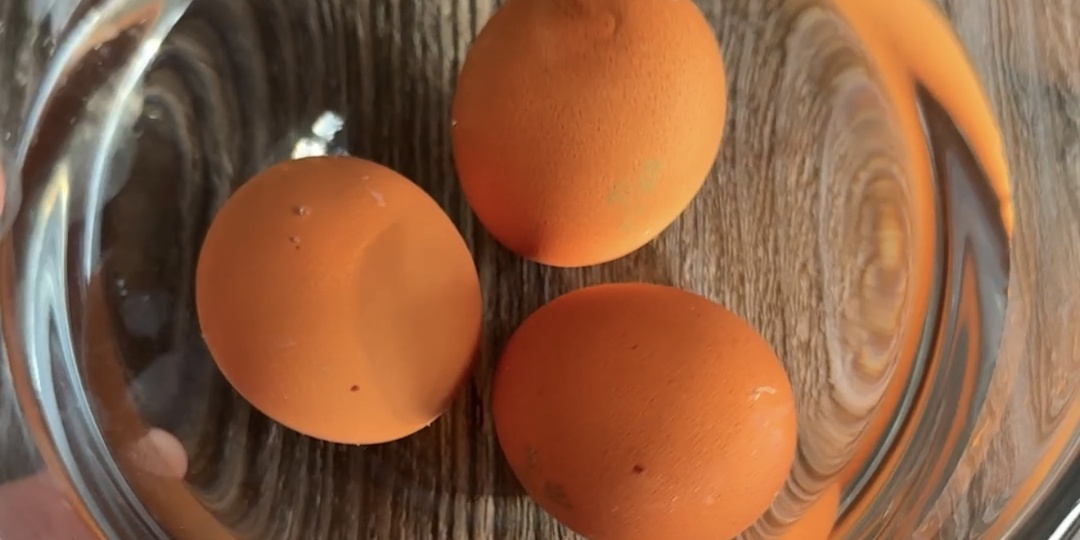 Никогда не кладите яйца после варки в холодную воду