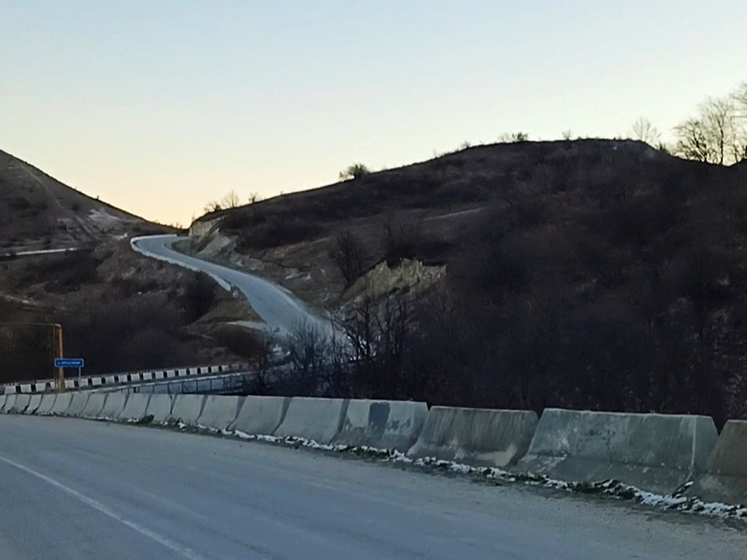 Фото автора: дорожные повороты в горах (Дагестан, январь 2024)