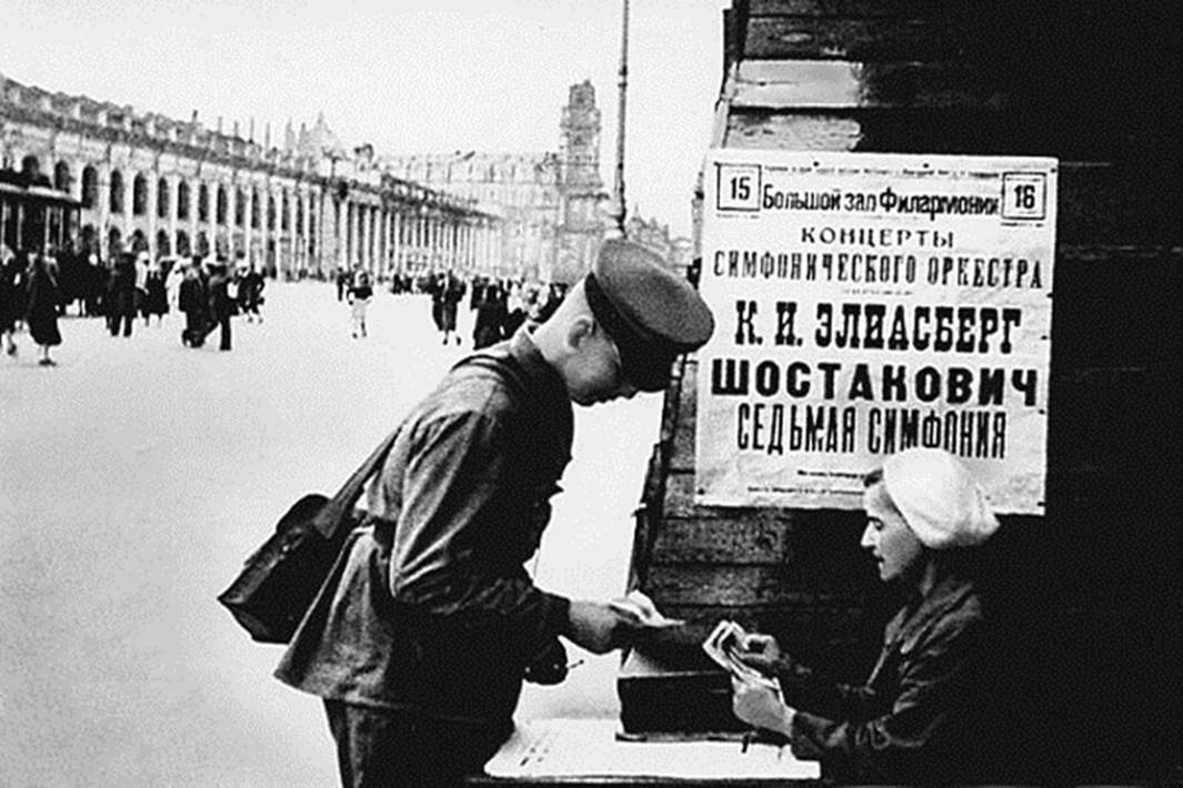 Ленинград, Дворцовая площадь, лето 1942 года