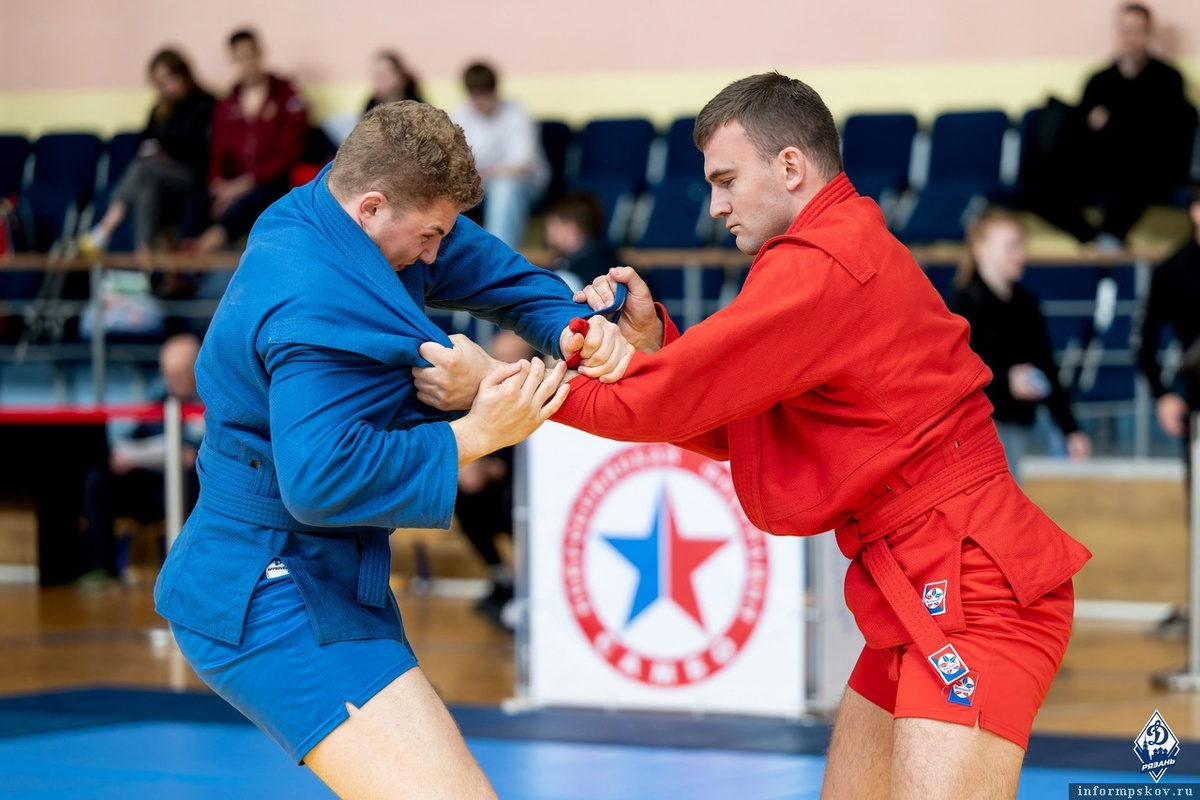 Максим Мерзляков на фото справа. Фото из группы «Динамо Рязань» в соцсети «ВКонтакте»