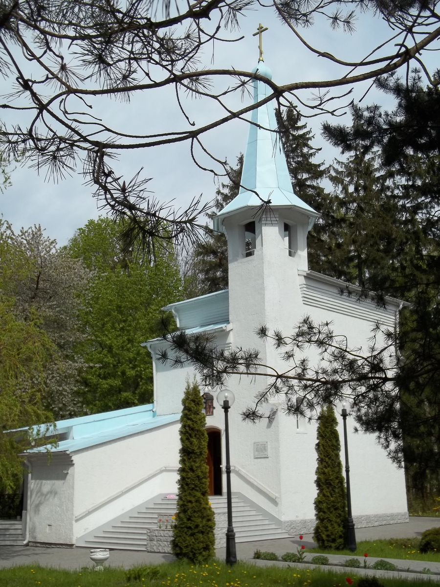 Часовня на месте садика была открыта в 1994 году. Средства на неё собирали всем миром / Фото автора