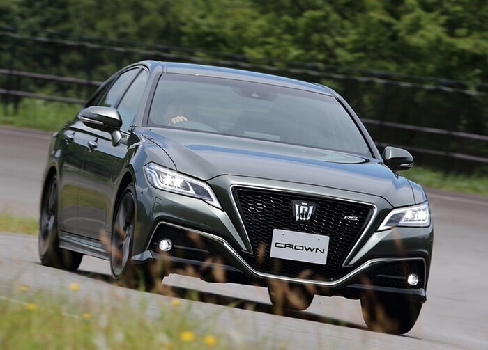 Спереди Toyota Crown кажется длиннее, чем сзади/ Фото: kolesa.ru