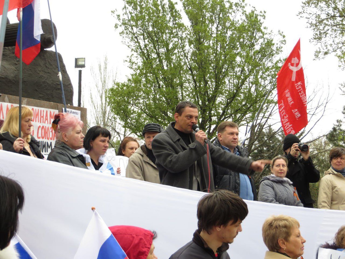 Юрий Барбашов у памятника Ольшанцам. Выступление на митинге.