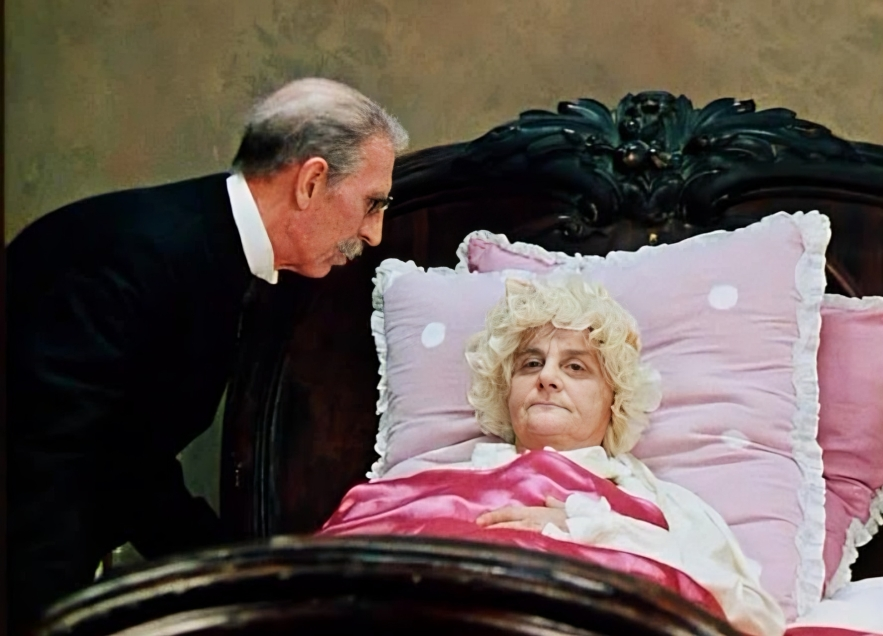 на фото сцена из фильма с мадам Петуховой