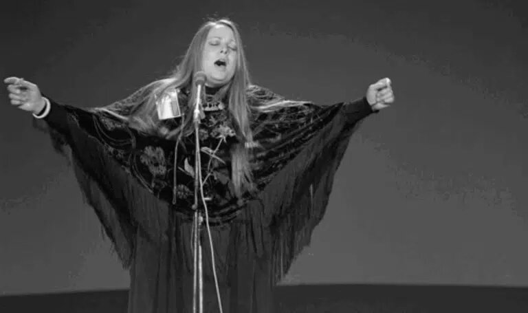 Марица Кох из Греции во время конкурса песни Евровидение 1976 года в Нидерландах.