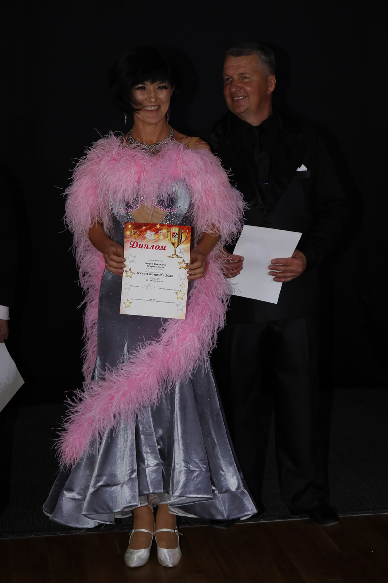 В чёрной-пречёрной комнате из чёрной-пречёрной ночи появилось смеющееся лицо и две ладони, сжимающие белый листок. Ровно посередине белел треугольник: деффект или некий рунический символ? А рядом стоял манекен: тело и голова без волос. И было непонятно: то ли это негроиды, то пластмассовые резиновые манекены, то ли это кадр из триллера.🤣🤣🤣🤣🤣🤣🤣🤣🤣🤣🤣 Странные манекены или призраки- они радостно улыбаются!