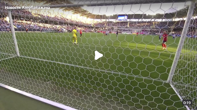 Матч девятого тура чемпионата Швеции между "Гётеборгом" и "Эстером" прервали из-за попытки болельщика ударить футболиста