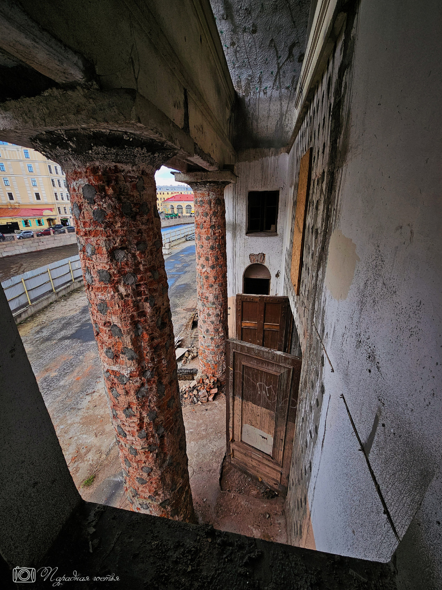 Много лет эти конюшни не давали мне покоя. Фото: Парадная гостья