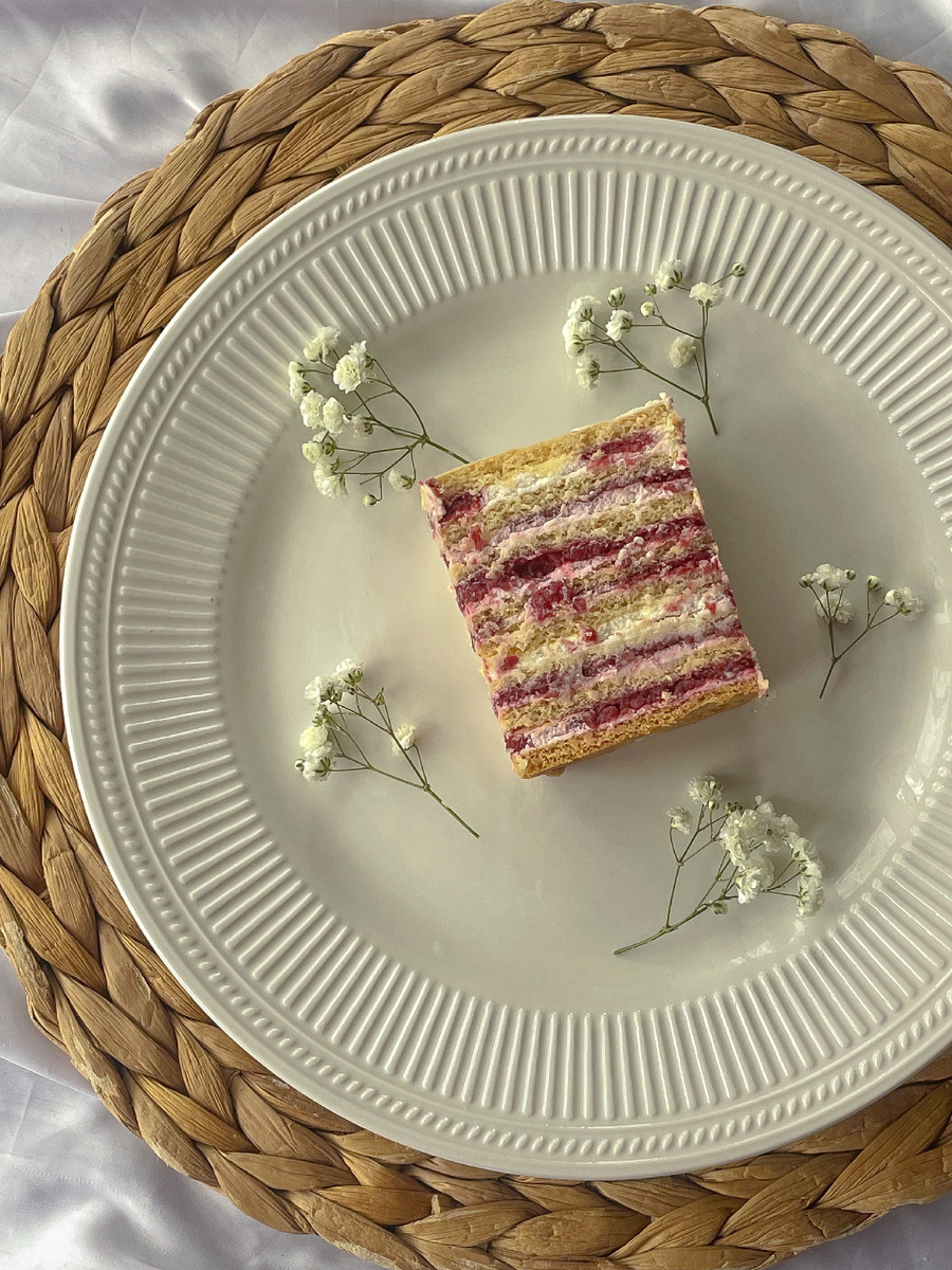 Разрез «Медовика» с малиновой начинкой 