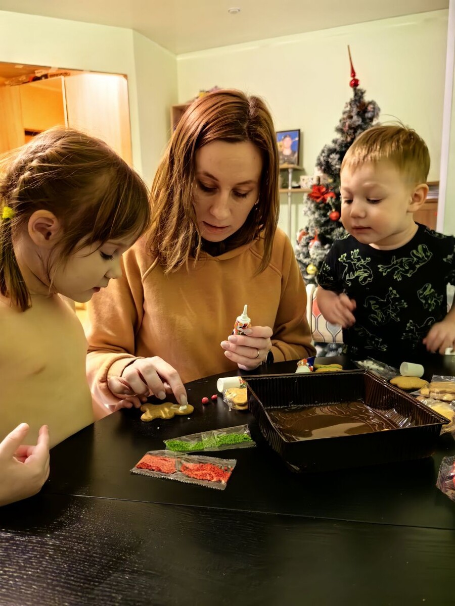 Старшие детки. Украшаем печенье.
