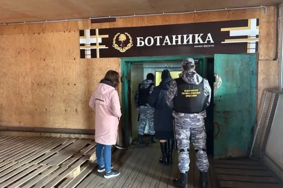    На базе по Чубарова описали имущество и опечатали склады в столице Камчатки