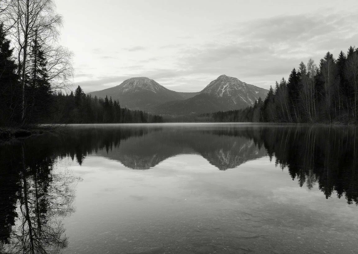 Я попросила ИИ создать абсолютную тишину так, как её видит он. Вот так.