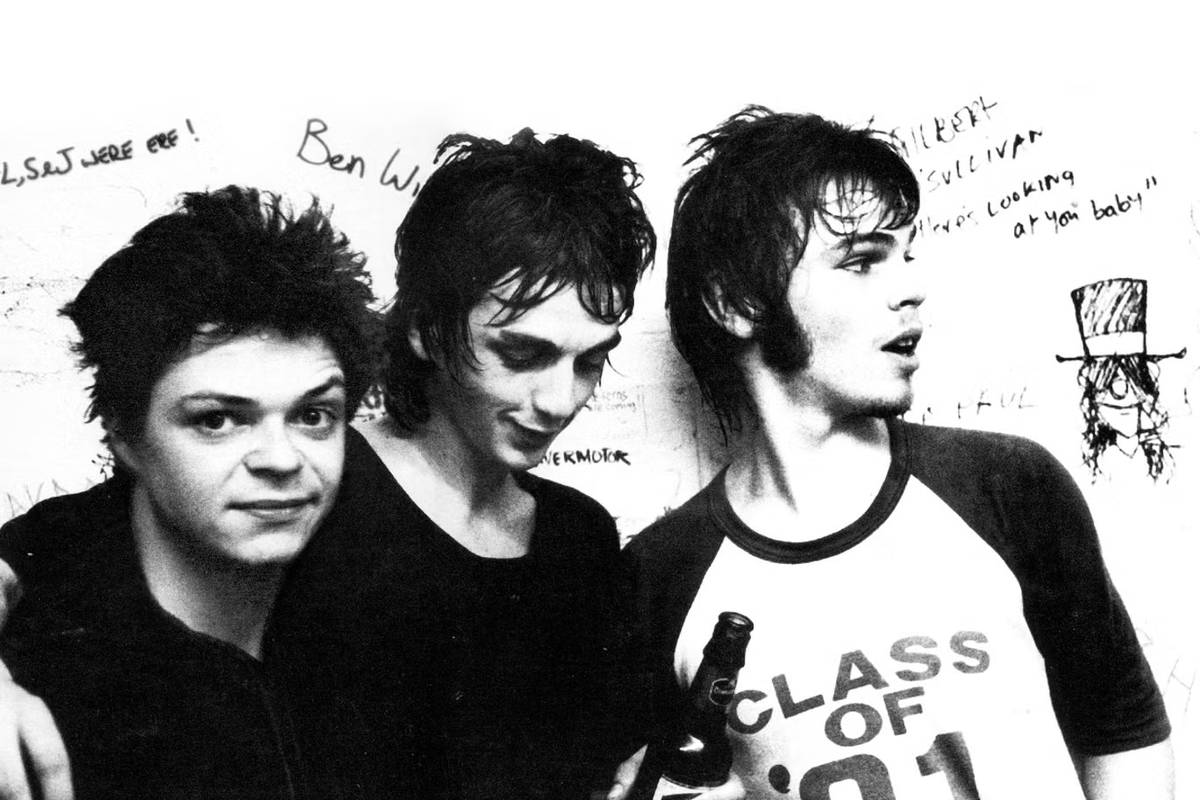 Supergrass: «Мы не хотели разгуливать по городу в спортивных костюмах Nike. Мы бы предпочли надеть какой-нибудь странный, велюровый, немного волшебный наряд, потому что это было просто весело — одеваться странно».