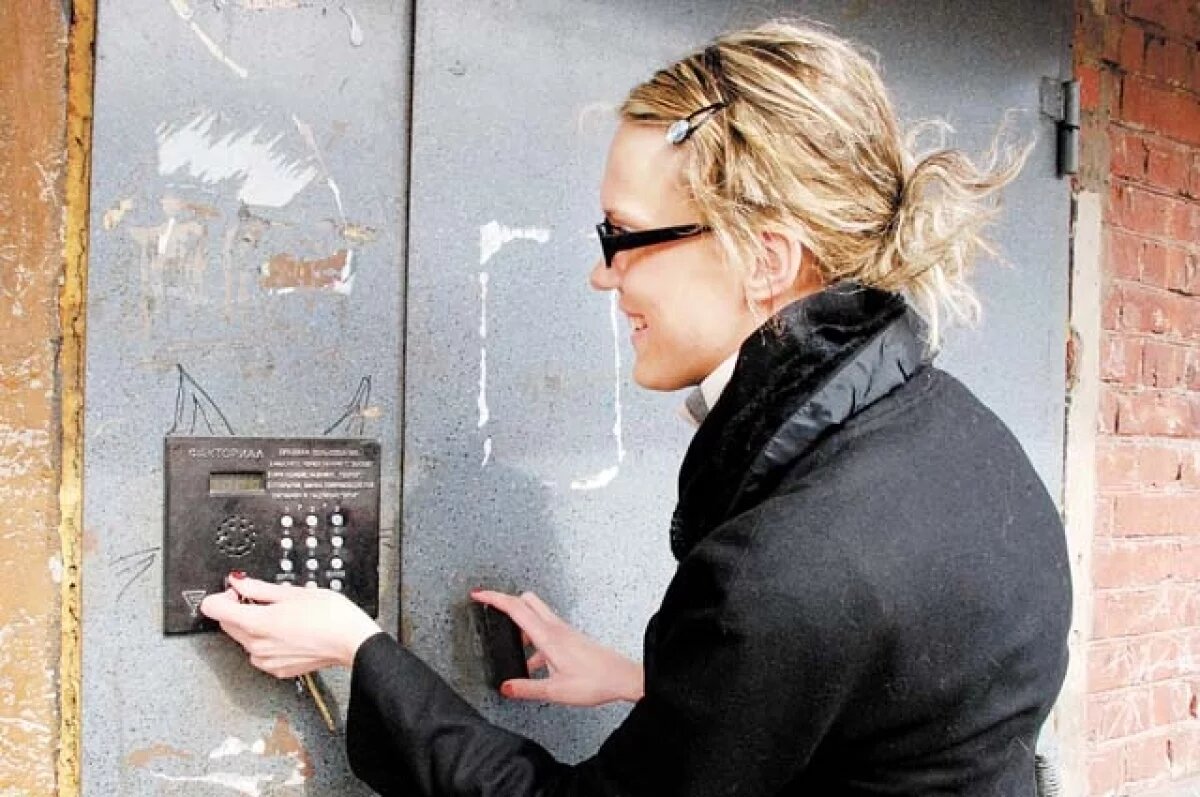    В Хабаровске аферисты выманили у мужчины 1,3 млн, назвавшись домофонщиками