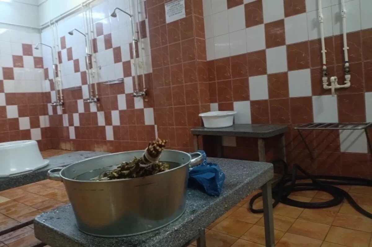    В помывочной есть тазы, в которых можно замочить веники.