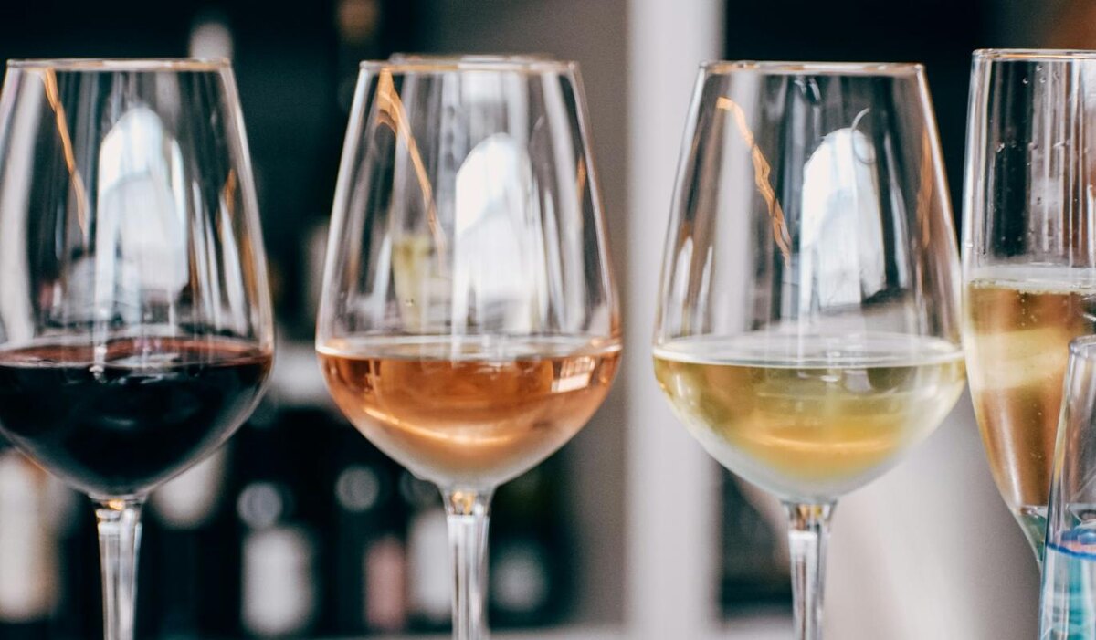     Как вести себя на винной дегустации, если ты ничего не понимаешь в вине