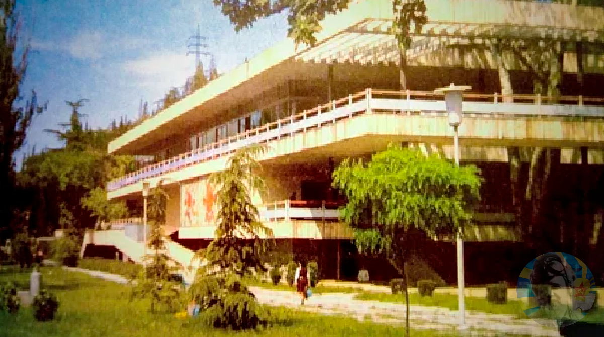 Вечером, если захотите погулять, езжайте в «Арагви». Там Гоги, официант, всё устроит. Скажете, что от Вано.