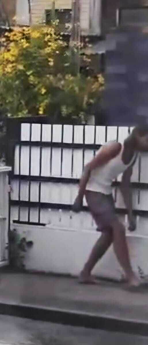 Скан с видео: Денис, пригибаясь, крадется в чужой дом. 