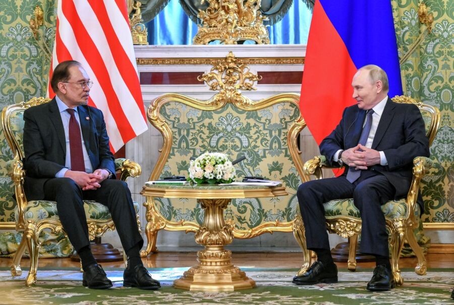    Владимир Путин и премьер-министр Малайзии Анвар Ибрагим / Источник: © Кристина Кормилицына/РИА Новости