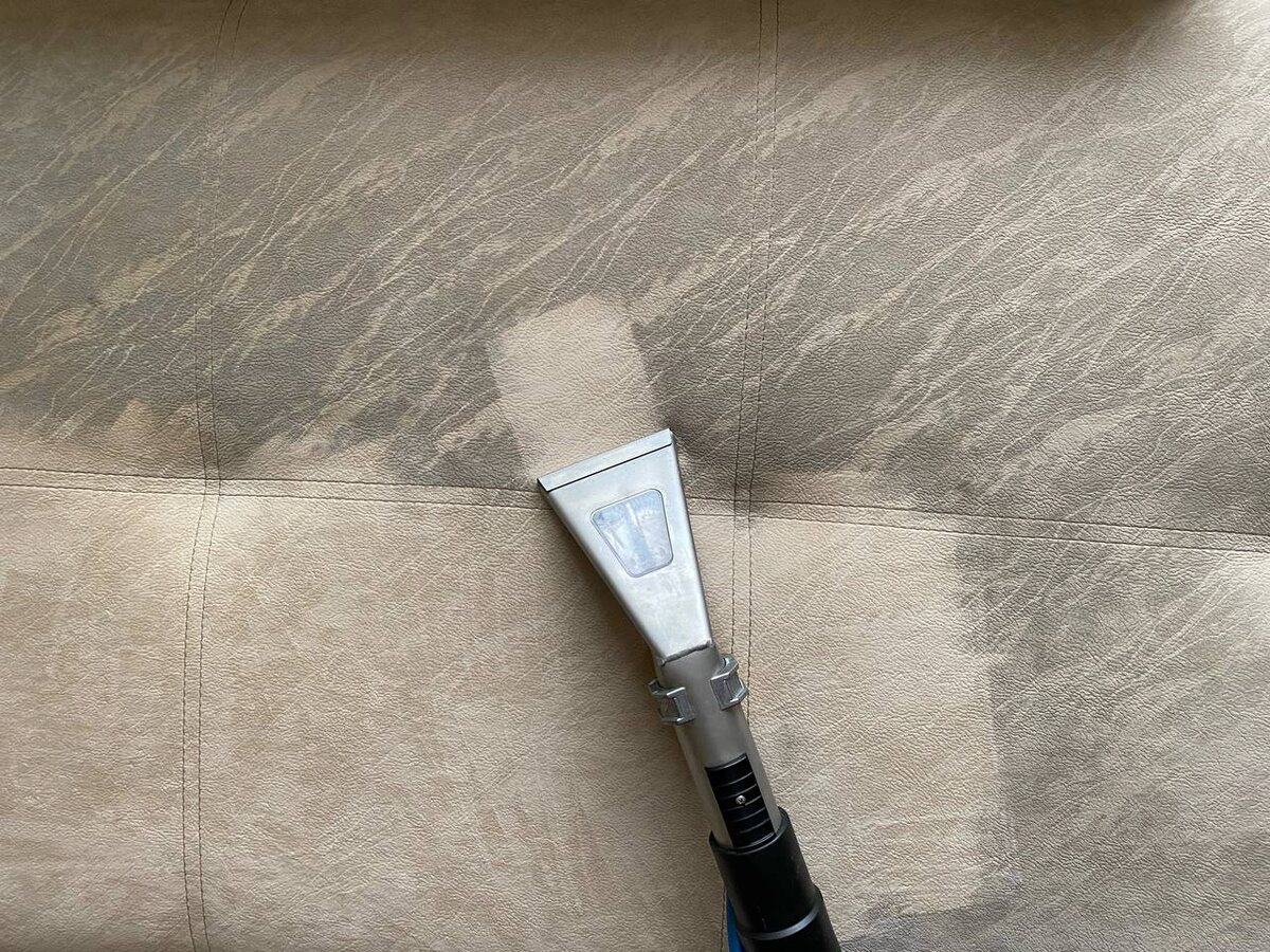 Химчиста дивана из флока обходится на 50-100% дороже. Флок - капризный материал, который чистится с большим трудом и на это уходит в 2-3 раза больше времени.