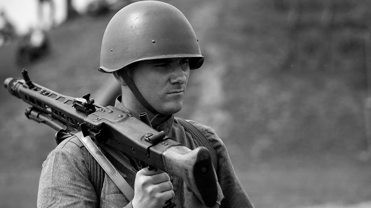 Иллюстрация к публикации. Советский солдат с трофейным пулеметом. Источник Яндекс картинки