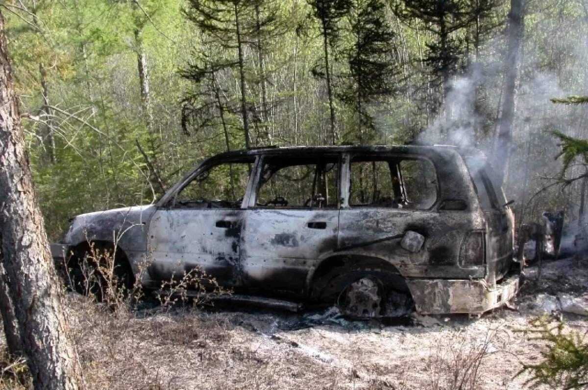    Бандиты взорвали автомобиль и скрылись с места преступления.
