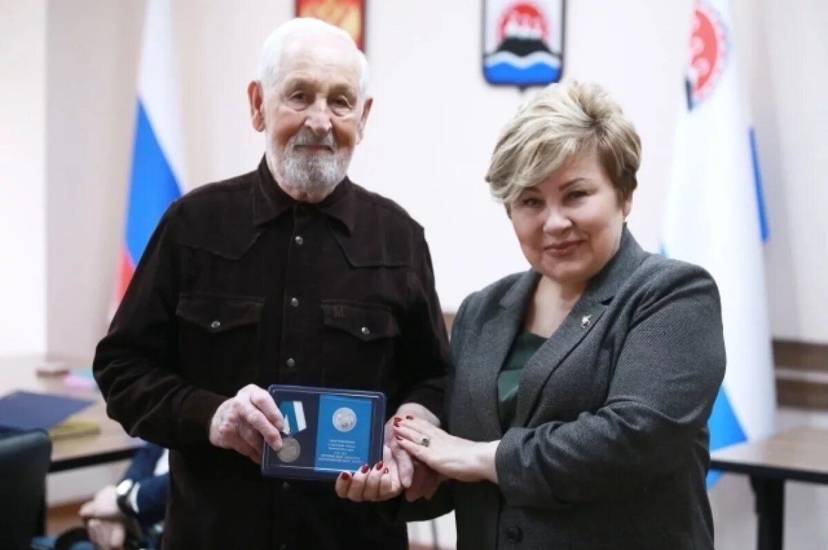    В парламенте Камчатки чествовали Почётного жителя региона Виталия Шохина