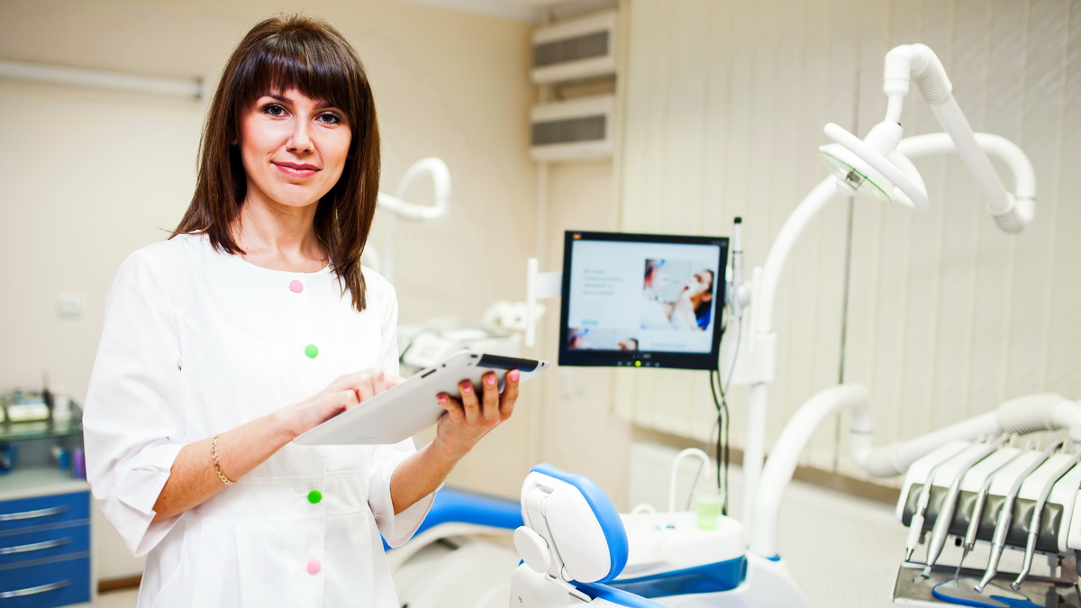    Югра предлагает врачам одни из самых высоких зарплат на Урале