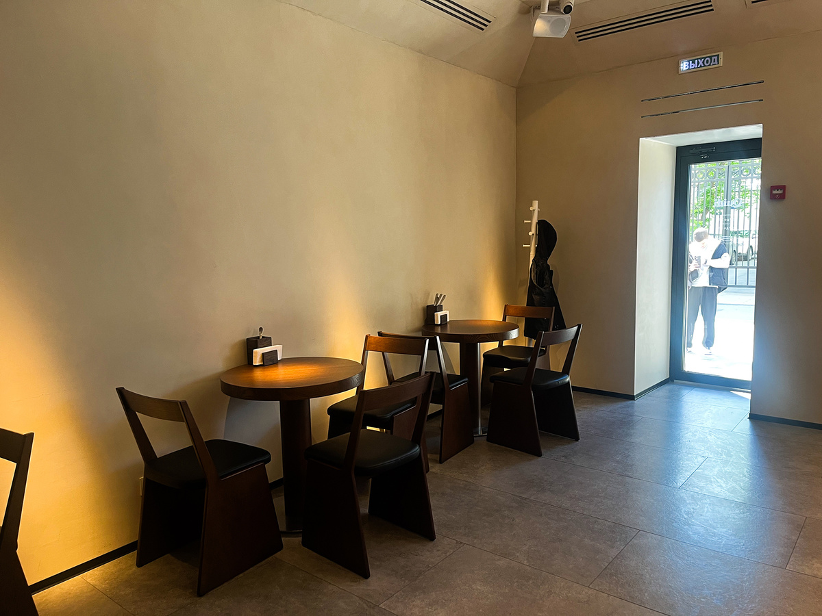 Столики у стены →