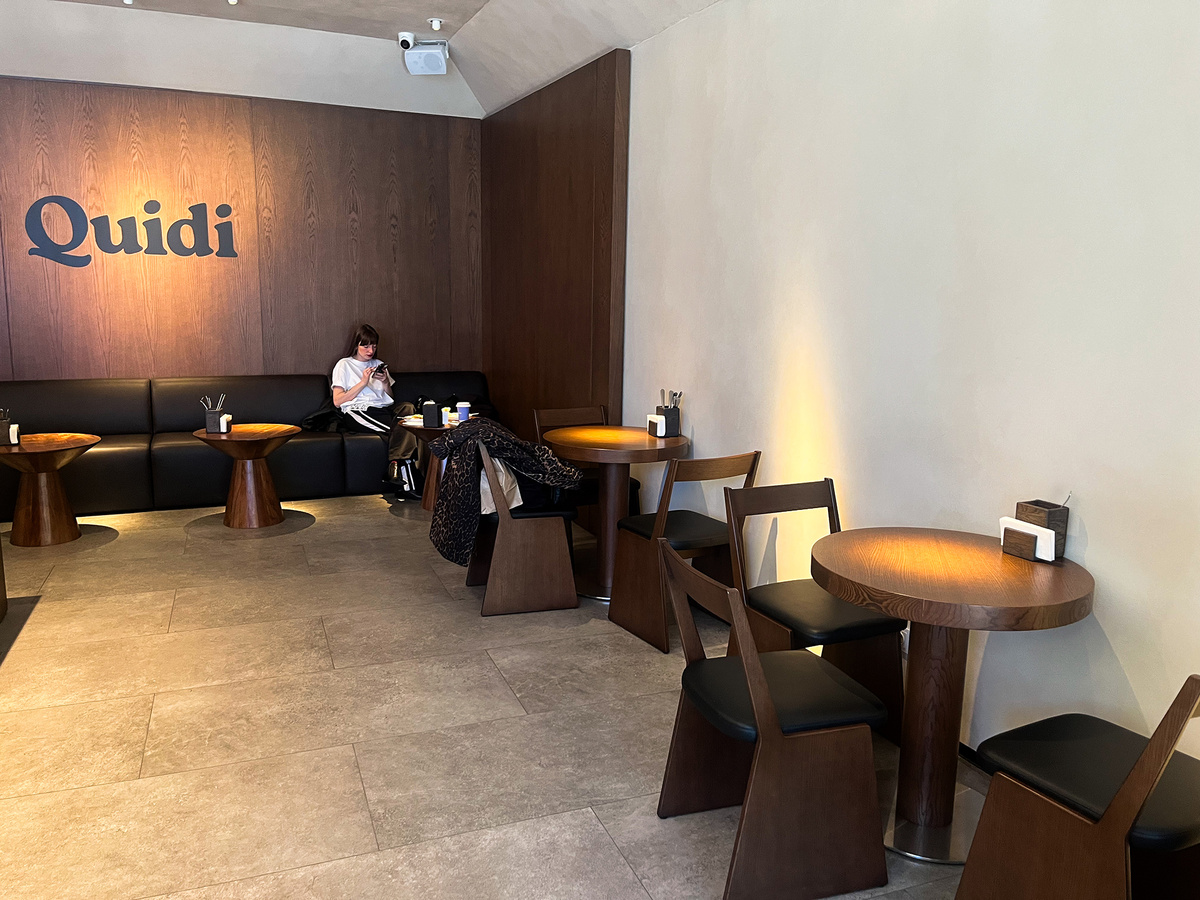 Вид на зал кафе Quidi →