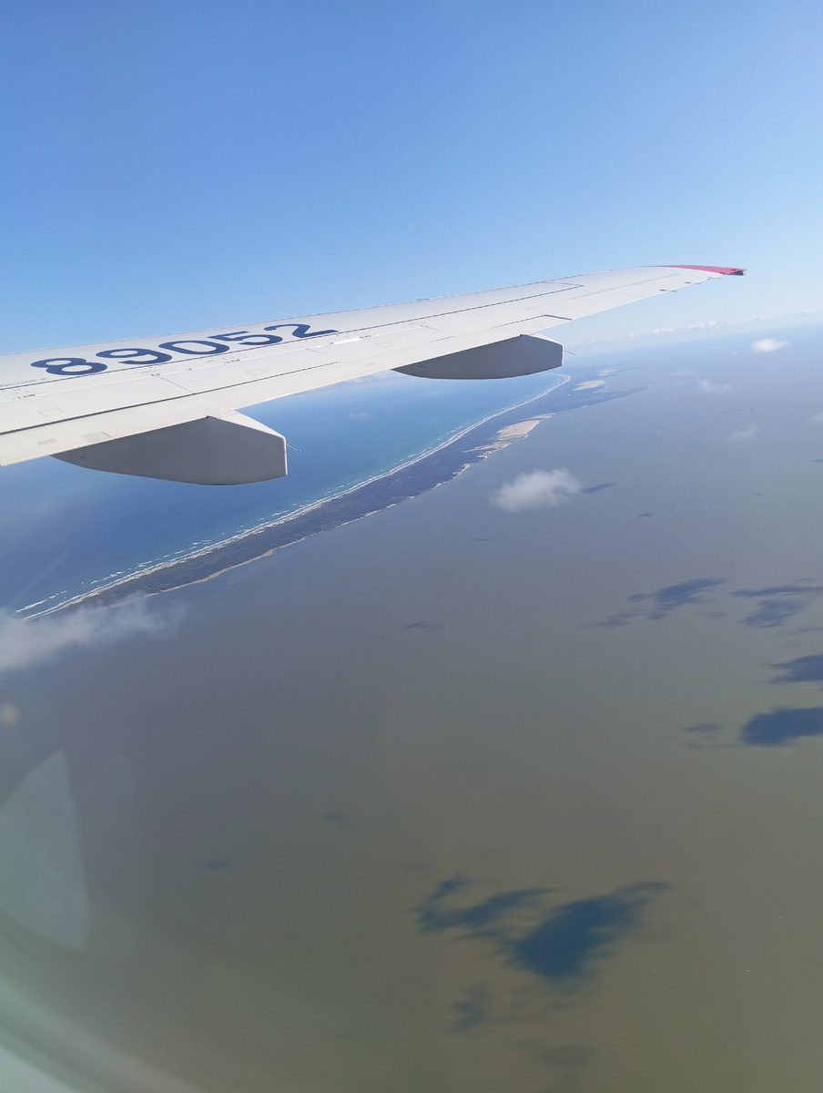 Куршская коса с высоты птичьего полëта напоминает огромный, растянувшийся на сотню километров мост... 