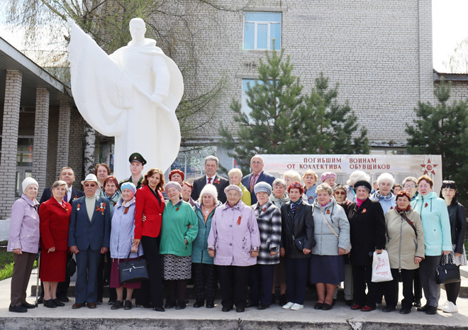 Коллективное фото у мемориала воинам-обувщикам
