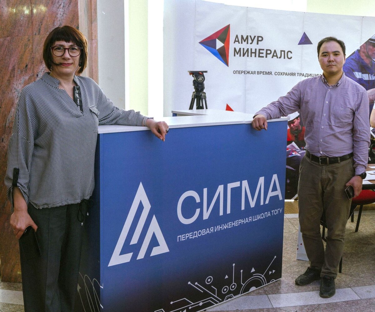 Проректор по академической работе ТОГУ Галина МЕДВЕДЕВА с представителем компании «Амур Минералс»© фото редакции