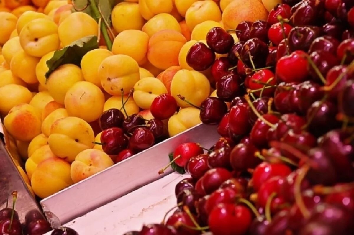    Еще 30 тонн абрикосов и черешни привезли в Свердловскую область