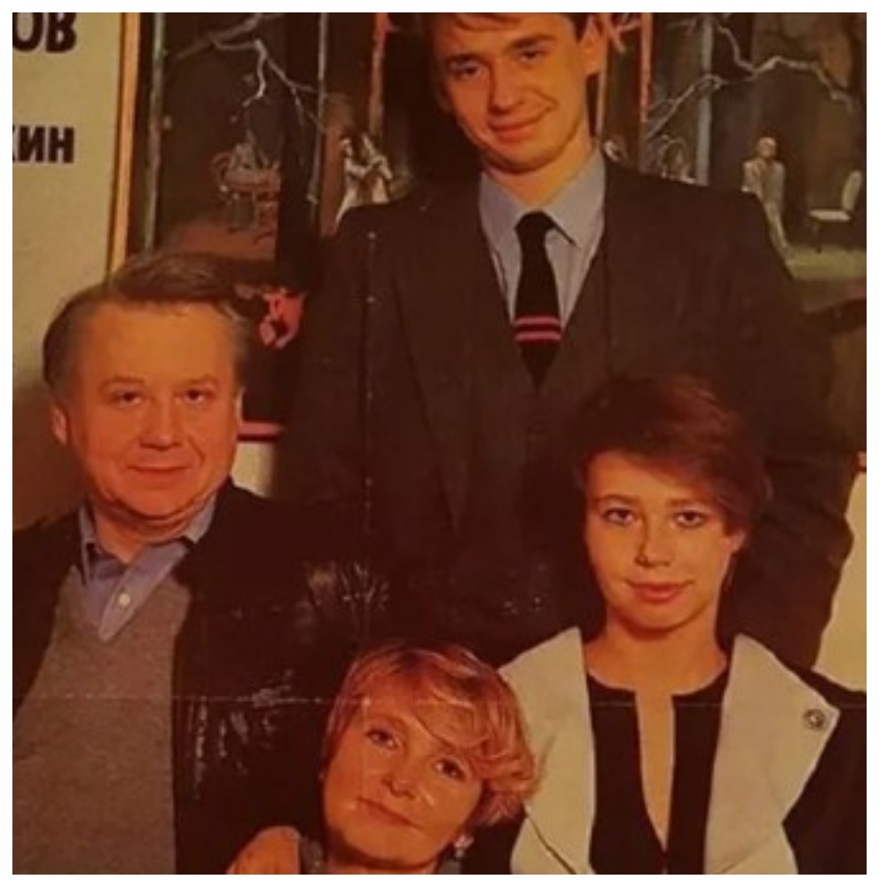 Жена Людмила Крылова и дети - Антон и Александра Табаковы.