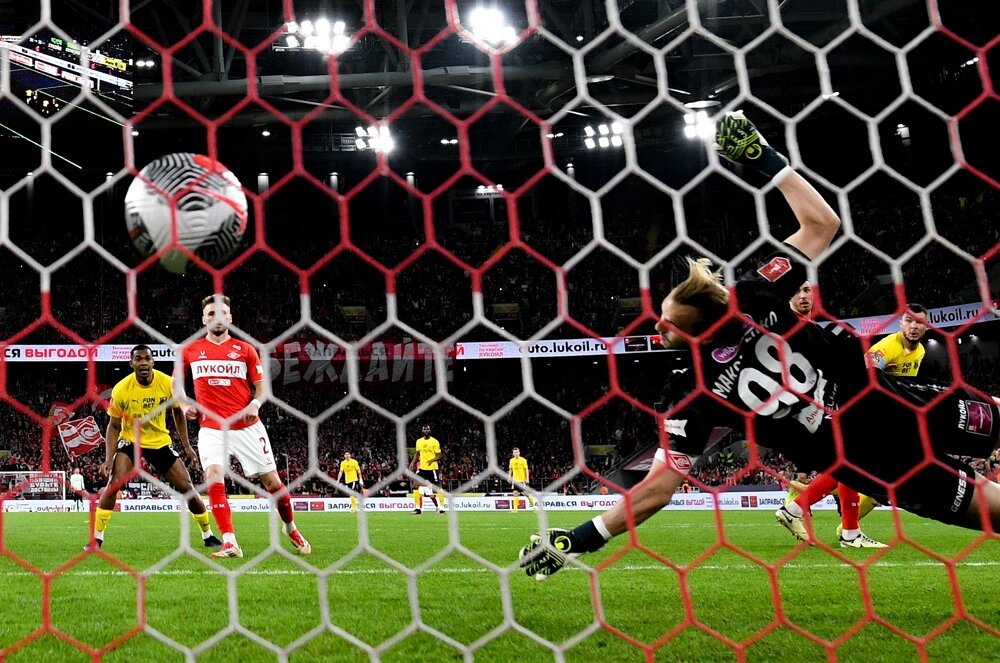    Вратарь Александр Максименко (Спартак) пропускает мяч в матче финального этапа Пути регионов Кубка России по футболу. Фото:  РИА Новости/ Алексей Филиппов
