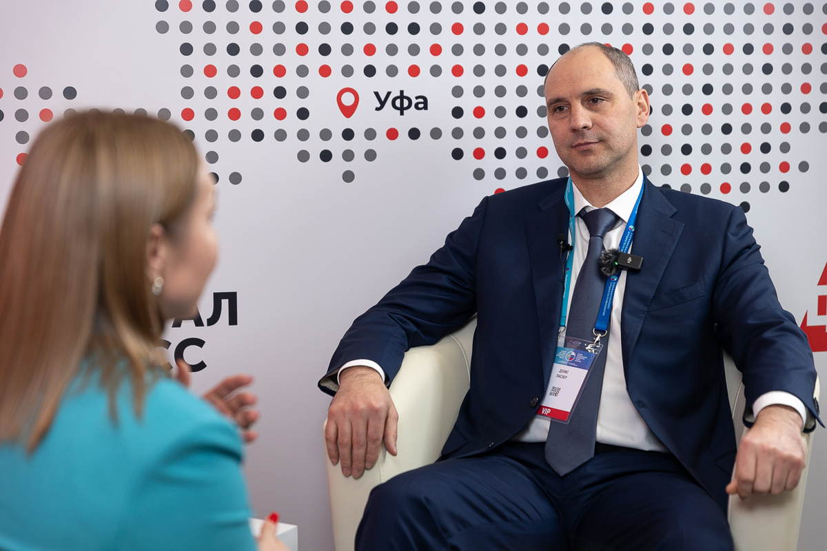 Денис Паслер рассказал о том, что регулярно ездит в Североуральск копать картошку.  Фото: ФедералПресс / Евгений Поторочин