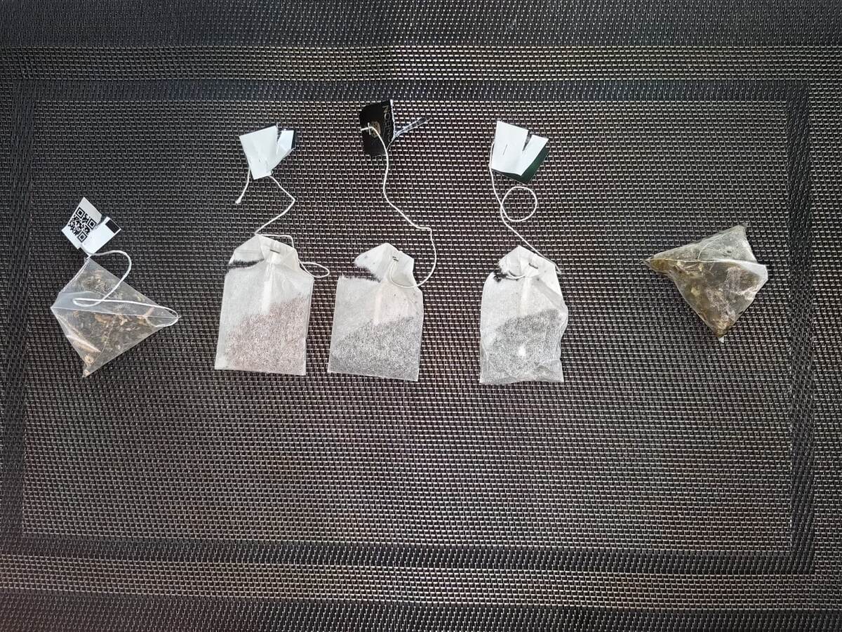 Чайные пакетики разных брендов, проверенные на разрыв. Пирамидки вообще не разорвались, на первой пирамидке ламинированная этикетка (пластик), на плоских чайных пакетиках этикетки разорвались подозрительно ровно, скорее всего, есть пластиковое покрытие. Фото автора